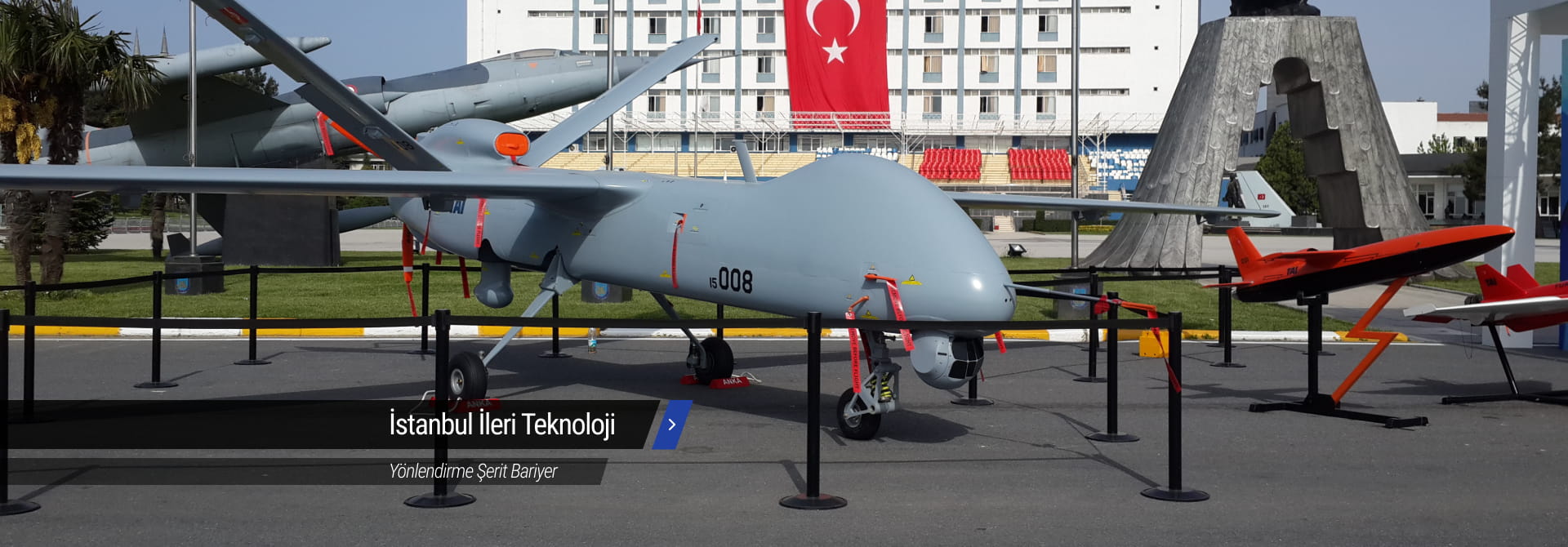 Fuar alanında kurulan bariyer hattı